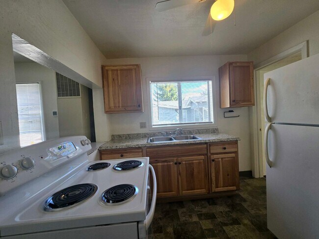 Foto del edificio - Cozy 2 Bed, 2 Bath Home with Parking Spaces and a Fenced Backyard!