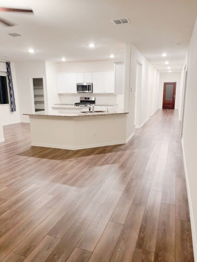 Foto del edificio - 844 Lauren Grove Ln