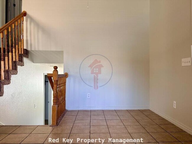 Building Photo - 900 W Single Family Home