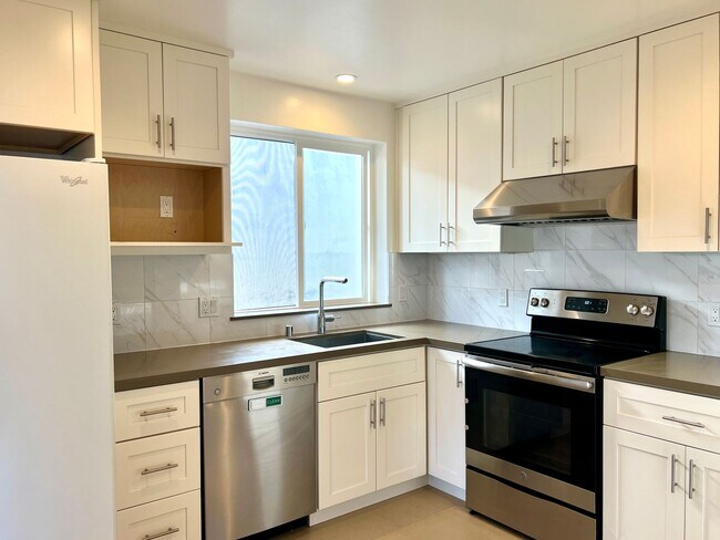 Building Photo - Sparkling 2 Bedroom 1.5 Bath - Nicely upda...