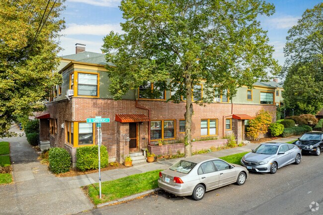 Building Photo - 2025 SE Caruthers St