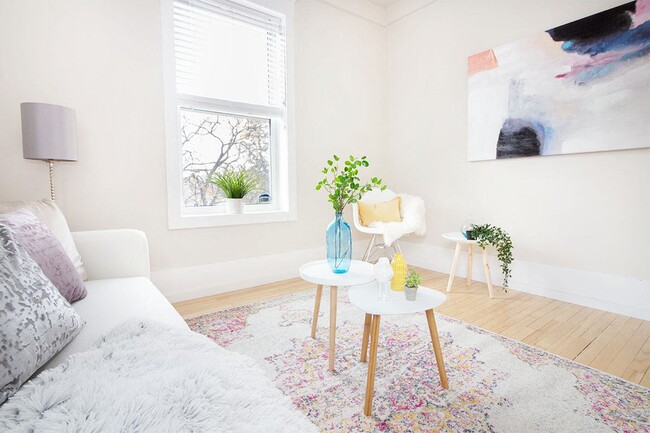 1BDR - Salon - 277 Arbuthnot Apartment
