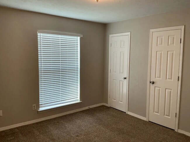 Foto del edificio - 1706 Surrey Ct