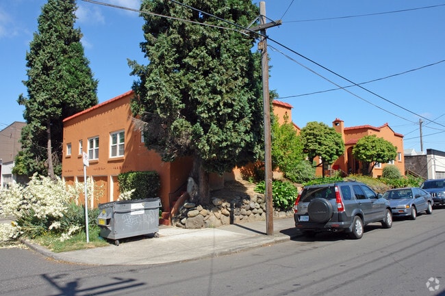 Building Photo - Seis Casitas