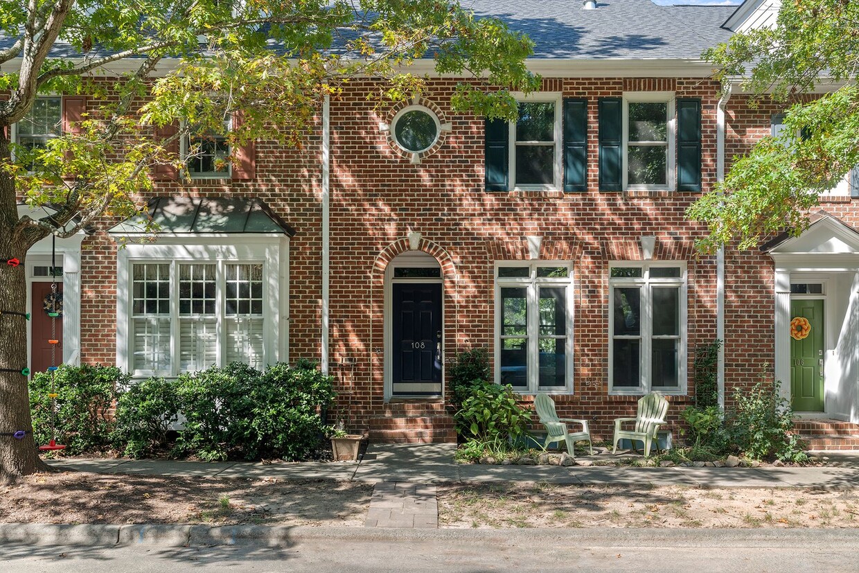 Foto principal - Beautiful Southern Village townhome - Furn...