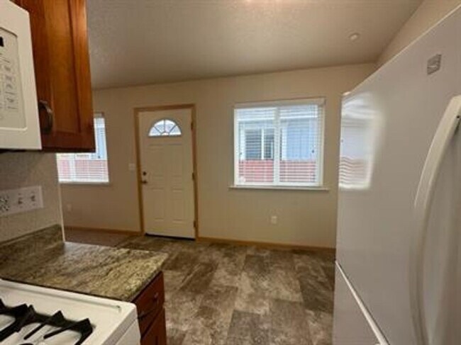 Building Photo - 1810 Maplewood Drive