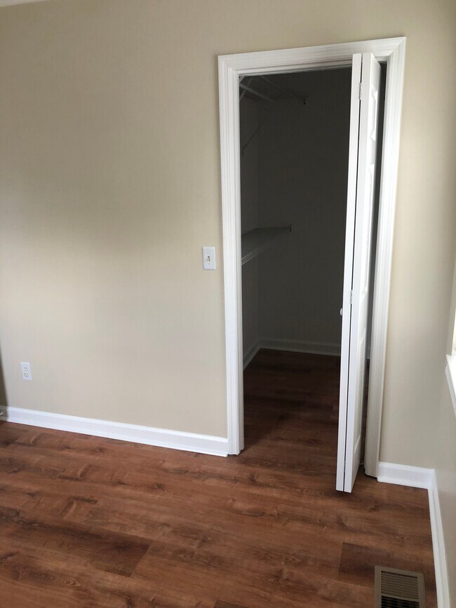 walk-in closet - 515 Chesterfield Ave