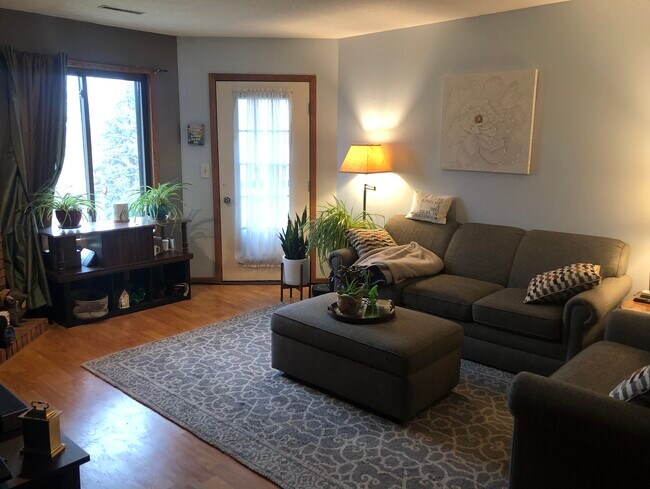 Sala de estar con puerta a la terraza privada. - 2050 Holiday Rd