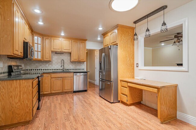 Foto del edificio - 42629 Roberts Ave