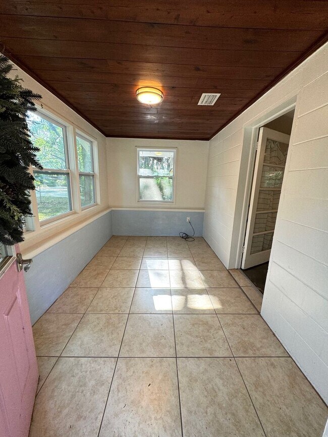 Foto del edificio - Charming 2-Bed/1-Bath Home for Rent!! Sara...