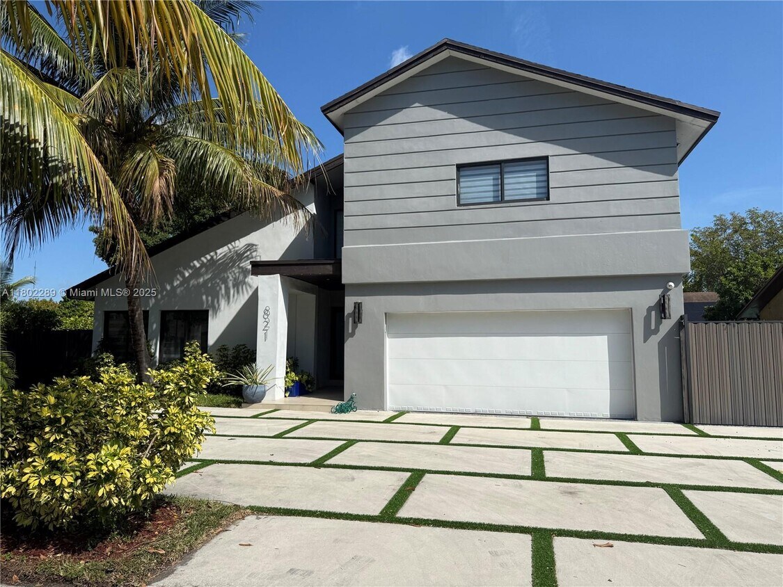 Foto principal - 821 NE 205th St