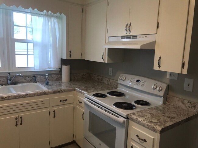 Foto del edificio - Completely remodeled 3 bedroom  w/ screened porch. Applications accepted at www.treg-rentals.com ...