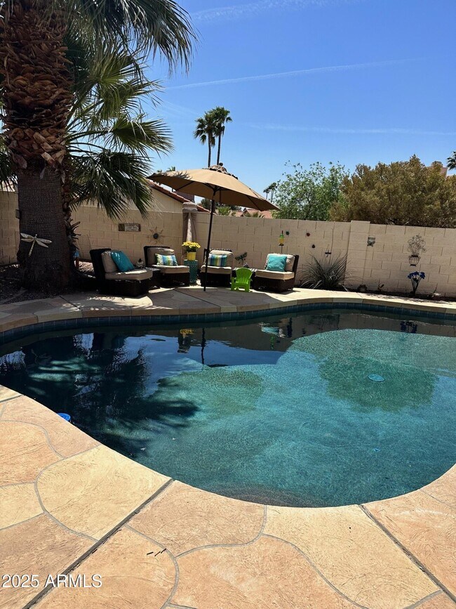 Foto del edificio - 435 E Larkspur Ln