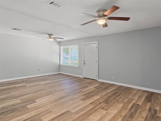 Building Photo - 5427 Willow Glen Dr