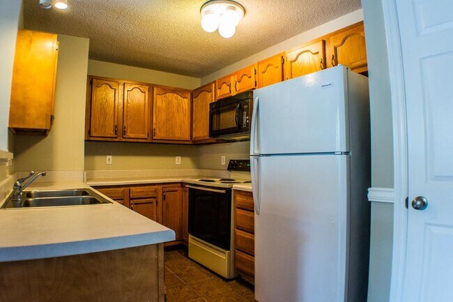 Building Photo - 521 Rivertree Lane