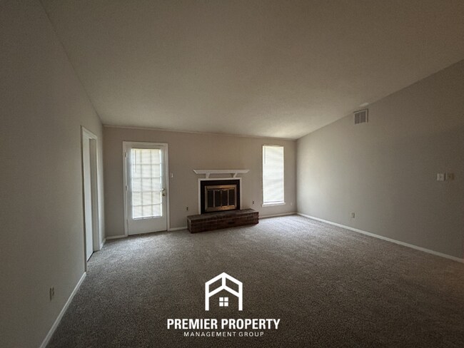 Foto del edificio - Spacious 3BR/2BA Near Southwind | High Ceilings, Fireplace & 2-Car Garage