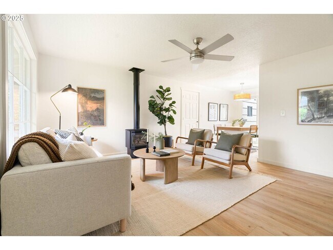 Foto del edificio - Light-Filled 3BD Home with Spacious Living Room & Updated Kitchen