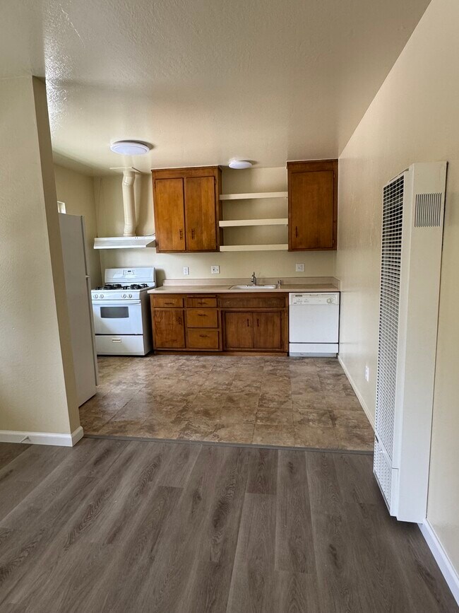 Se ha instalado un nuevo lavavajillas y una nueva cocina. - 3139 Turner St