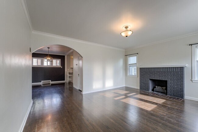 Building Photo - Thoughtfully Designed 3-Bedroom with Uniqu...