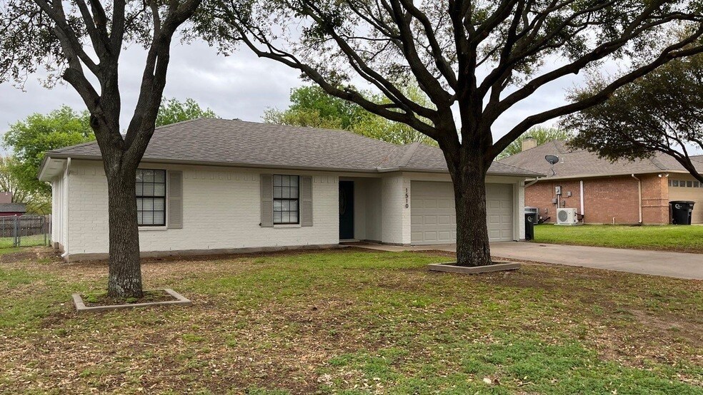 Foto del edificio - 1510 Woodside Ln E