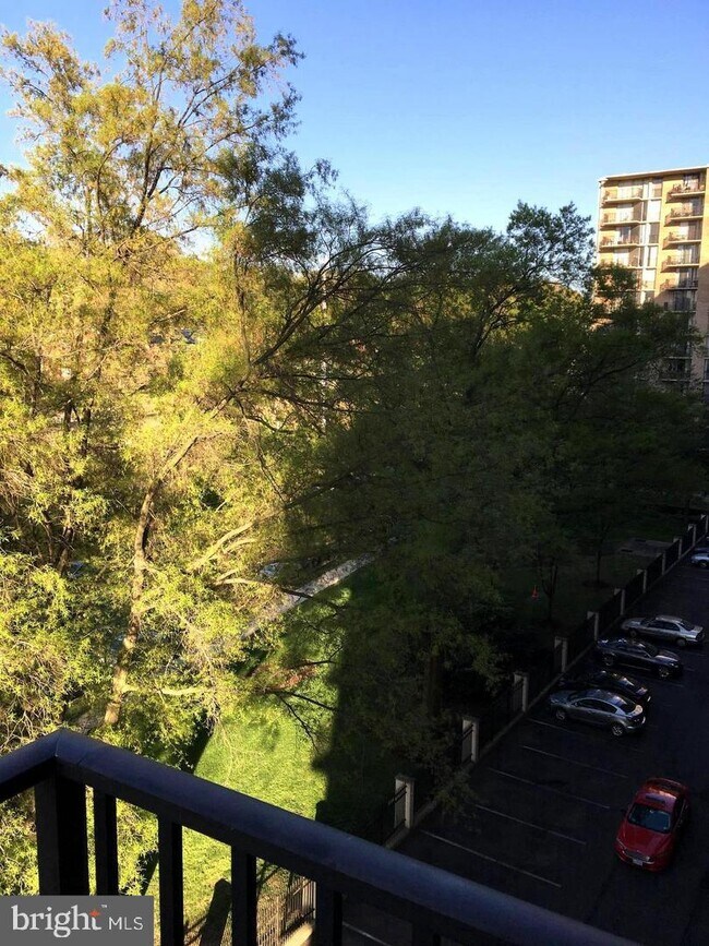 Foto del edificio - 4600 S Four Mile Run Dr