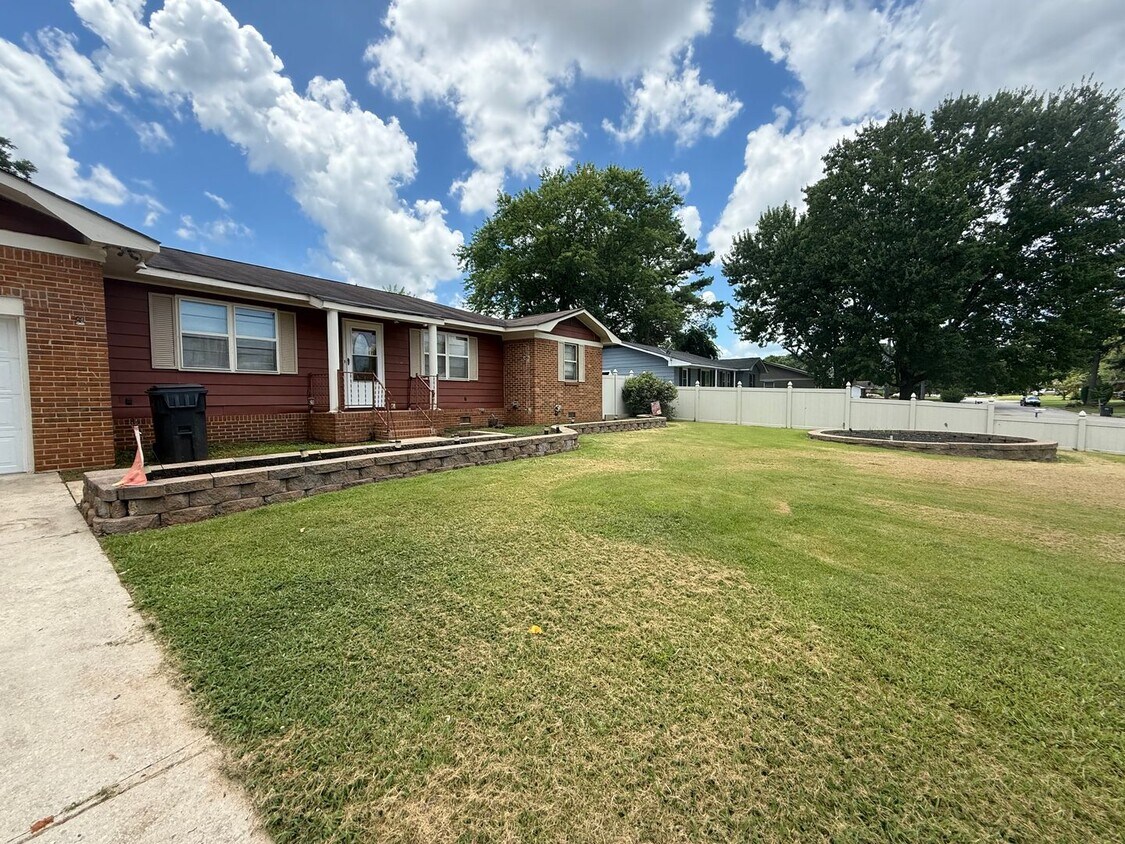 Foto principal - Charming 3-Bedroom Home with Spacious Yard...