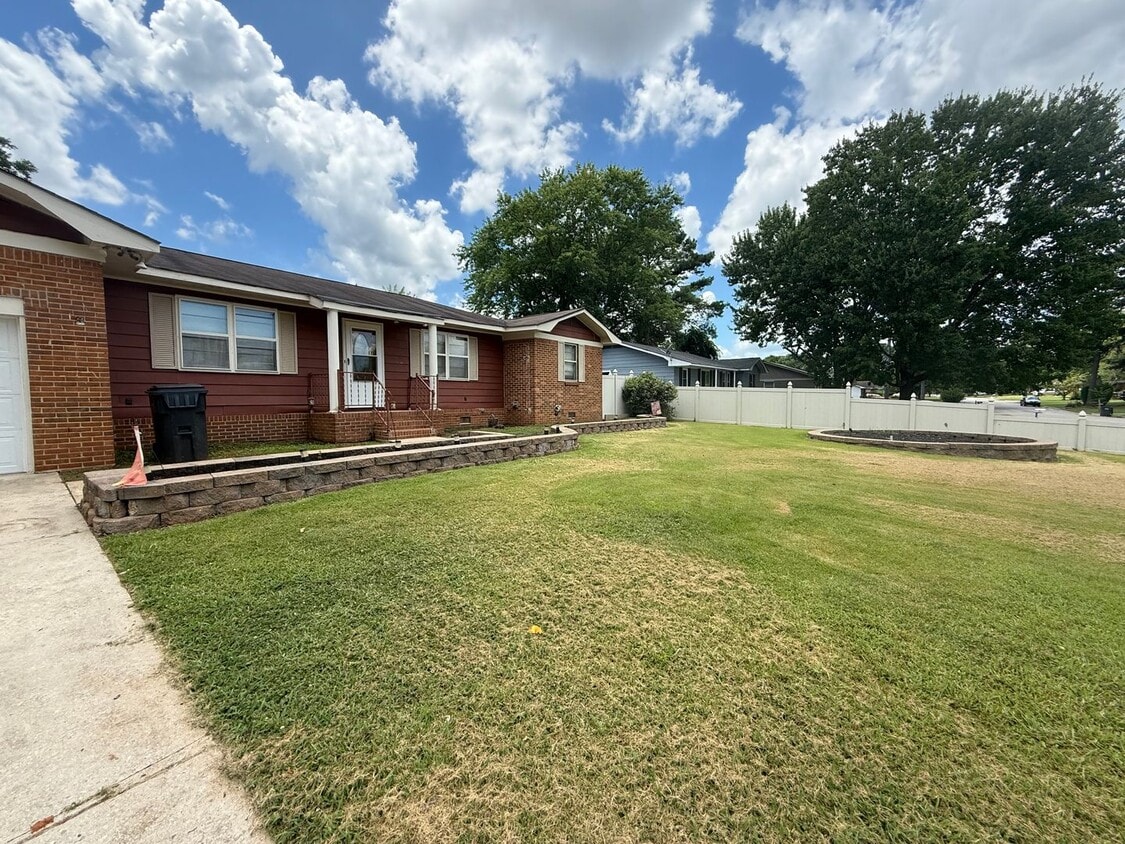 Primary Photo - Charming 3-Bedroom Home with Spacious Yard...