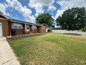 Building Photo - 207 Larkwood Dr SW