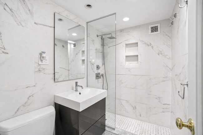 Building Photo - 8 Whittier Pl