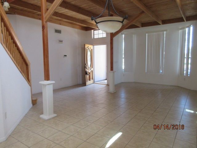 Building Photo - NORTHEAST: 4 BR 3 BTH  BONUS ROOM  REFRIGERAT