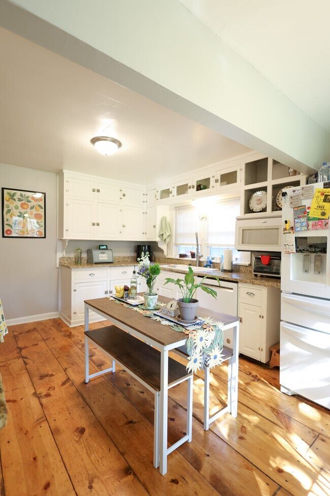 Foto del edificio - Beautifully Updated 4 bed house w/ fully fenced in yard **