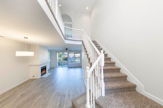 Foto del edificio - Spacious two-story Townhome
