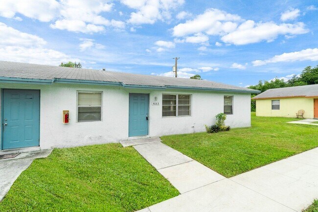 Foto del edificio - 4883 Gulfstream Rd