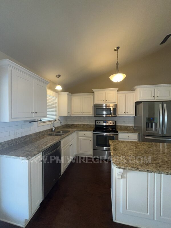 Building Photo - 229 Lace Dr