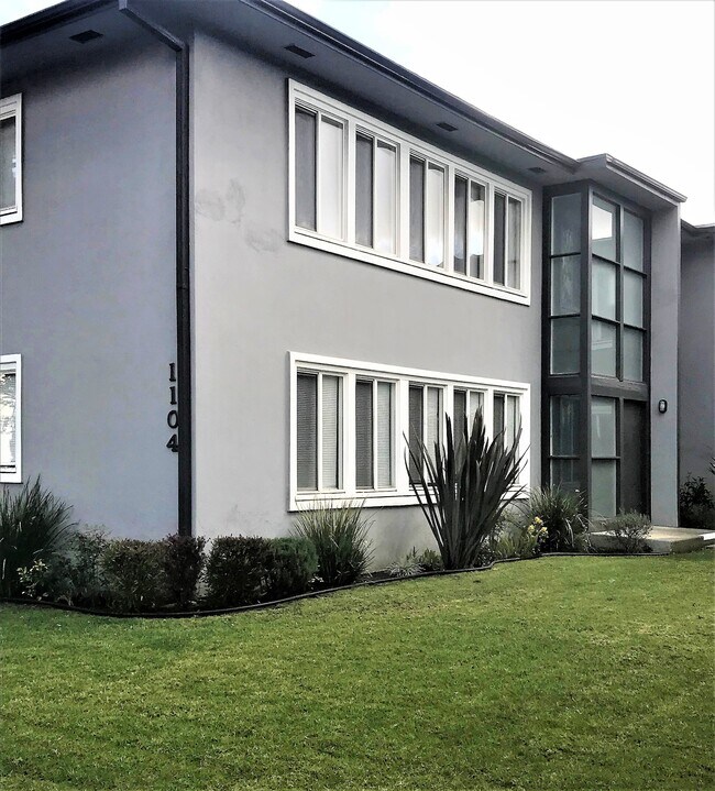 Building Photo - 1100 E San Antonio Dr