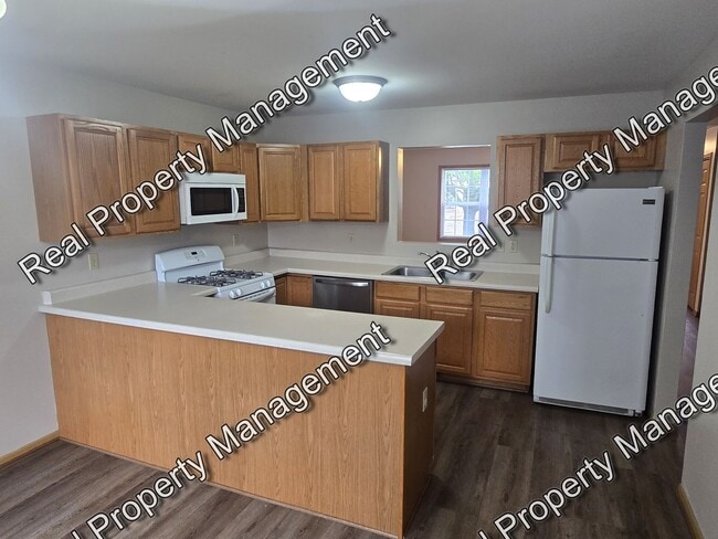 Building Photo - Updated 3 Bedroom Townhome