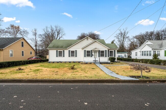 Building Photo - 308 1st Ave
