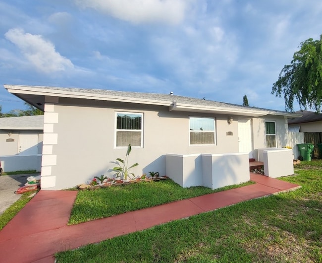 Photo - 18727 SW 100th Ave Apartment