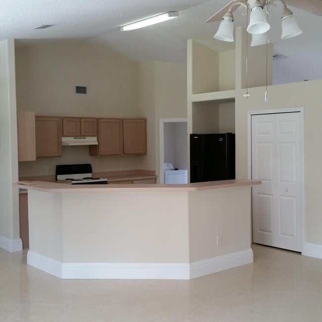 Building Photo - 5704 NW Croton Ave