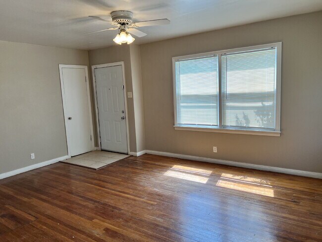 Foto del edificio - Large 2/1.5 with 2 Living Areas