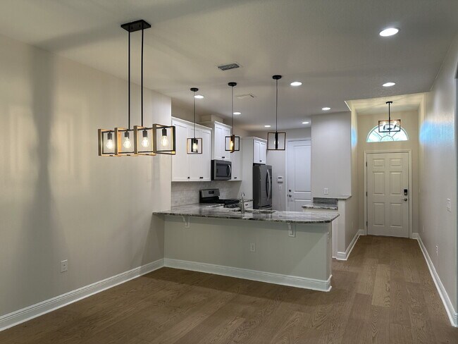 Foto del edificio - 3 bedroom, 2 bathroom in desirable Loren Cove
