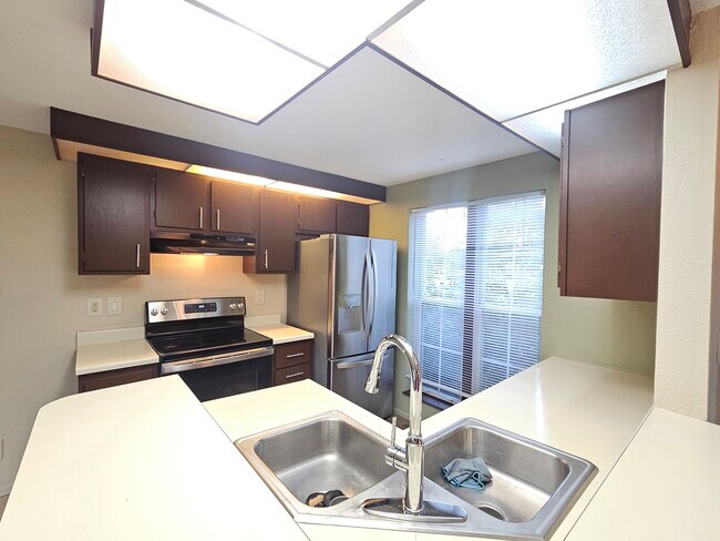 ¡Nuevos electrodomésticos de acero inoxidable! - 588 W Indian Creek Dr