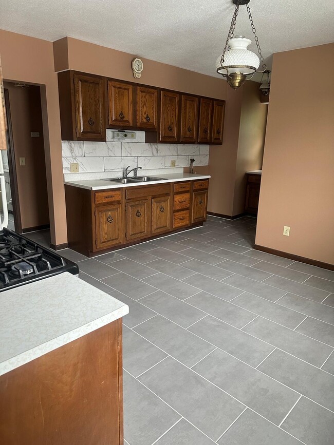 Kitchen - 64 Kendall St