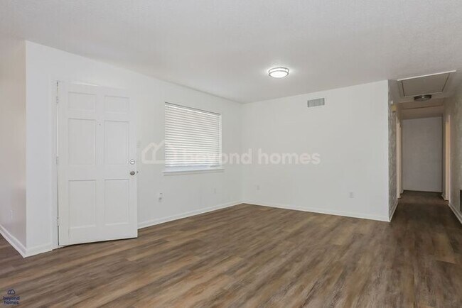 Foto del edificio - Charming Sherwood 3 BR Home with Fireplace & Big Yard