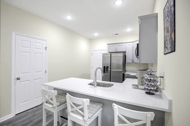 Foto del edificio - Room in House on William Stowe Dr