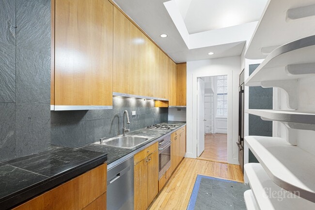 Building Photo - 26 W 74th St