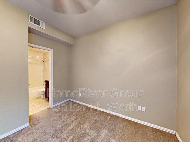 Foto del edificio - 4104 N Hall St