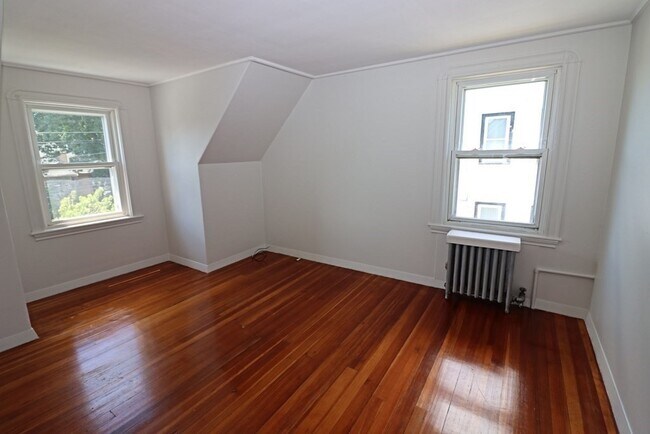 Building Photo - 249 Pleasant St