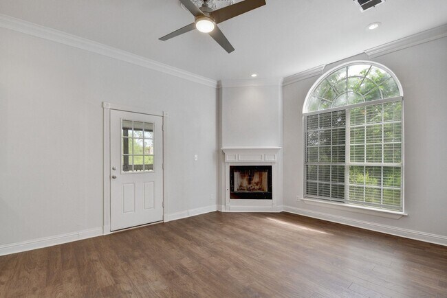Building Photo - 200 Mockingbird Ln W