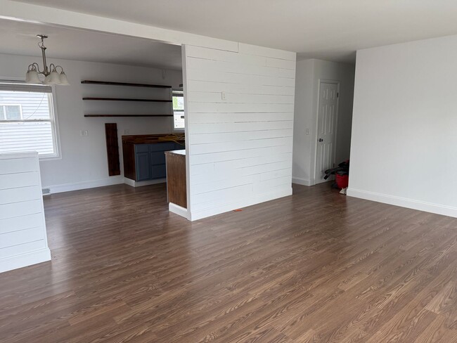 Building Photo - Spacious 4 bedroom home in Forest Park